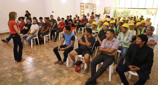 En Paraguarí 240 jóvenes se reciben como electricistas, albañiles y ensambladores de estructura de hormigón