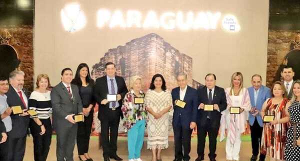 SENATUR entrega reconocimiento a miembros de asociaciones y sociedades científicas