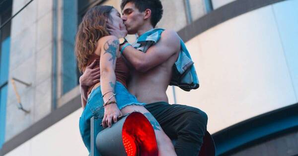 La Nación / “Lo conocí en el semáforo”: imagen viral del alocado festejo argentino