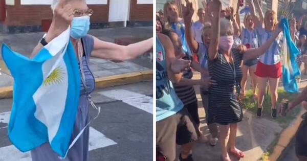 La Nación / “Abuela la la la”, la jubilada de 76 años que se volvió cábala mundialista