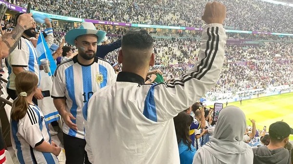 Fanático argentino que volvió de Qatar, se arrepintió y regresó de nuevo para apoyar a su selección
