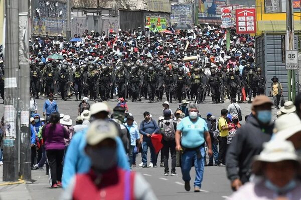 Continúan manifestaciones en todo Perú en primer día de estado de emergencia - Mundo - ABC Color