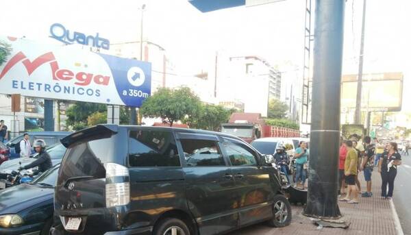 Forcejeó por el volante con funcionario de Aduanas y fue a chocar por una columna