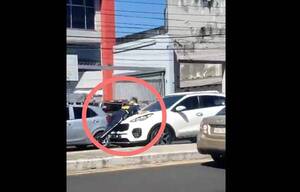 Ojejagarrá conductor "nervio" que se llevó en el capó a un agente de la PMT