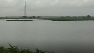 Delincuentes escapan de la Policía tras lanzarse a una laguna
