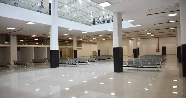 La Nación / Reinauguran estación de buses remodelada