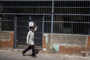 Venezuela paga a los trabajadores públicos bonos devaluados por la subida del dólar - MarketData