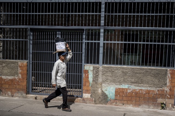 Venezuela paga a los trabajadores públicos bonos devaluados por la subida del dólar - MarketData
