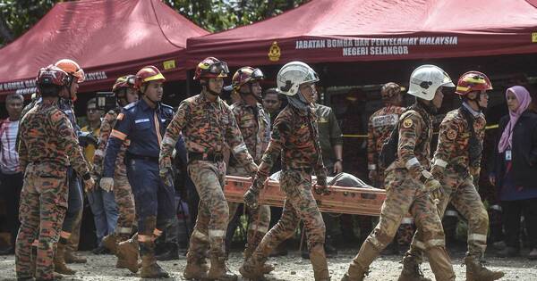 La Nación / Malasia: deslave de tierra deja 16 muertos y 17 desaparecidos