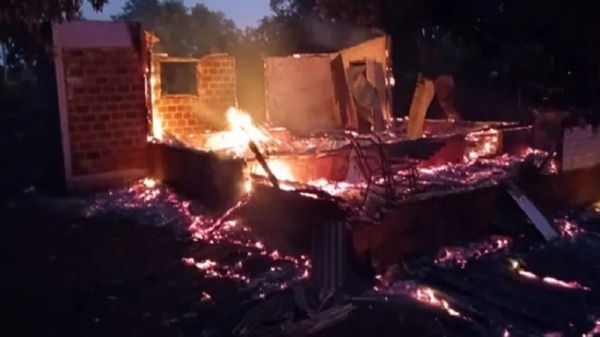 ¡Una locura! Incendió su propia casa donde estaba su familia - Paraguaype.com