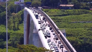 Habilitan más carriles para facilitar la circulación sobre el Puente de la Amistad - La Clave