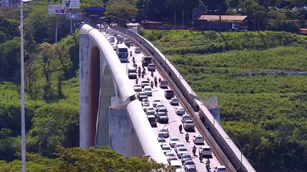 Habilitan más carriles para facilitar la circulación sobre el Puente de la Amistad - La Clave