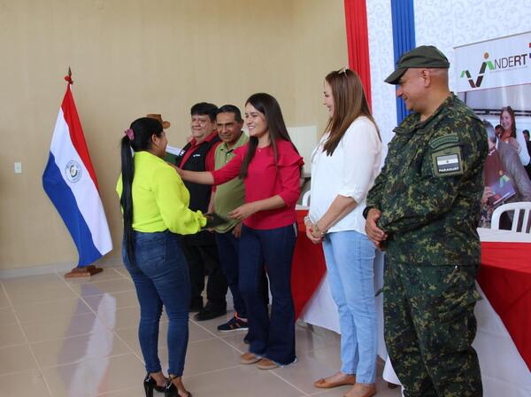INDERT entregó títulos de propiedad en Arroyito e inauguró ampliación de una escuela en Boquerón