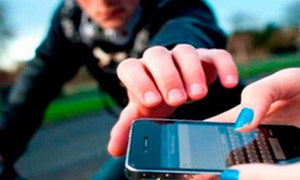 Atropelló a una mujer, fingió que iba a llamar una ambulancia y le robó el celular - OviedoPress