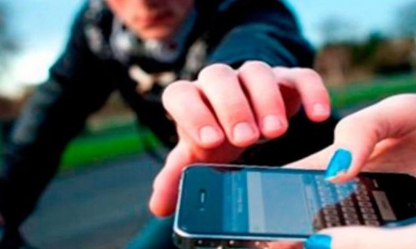 Atropelló a una mujer, fingió que iba a llamar una ambulancia y le robó el celular - OviedoPress