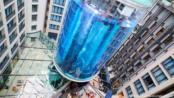 Alemania: revienta el mayor acuario cilíndrico del mundo