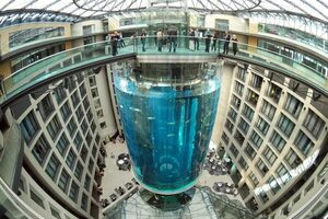 Revienta en Berlín el mayor acuario cilíndrico por posible deterioro - Mundo - ABC Color