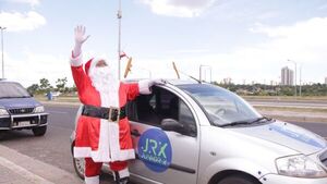 Conductor de Uber viste como Santa y emociona a clientes