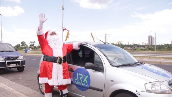 Conductor de Uber viste como Santa y emociona a clientes