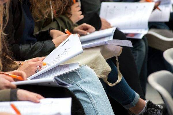 Mediante orden judicial, alumna consigue ir a su colación con el uniforme de hombre