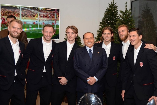 Berlusconi ofrece bus lleno de prostitutas a jugadores de su club - La Prensa Futbolera