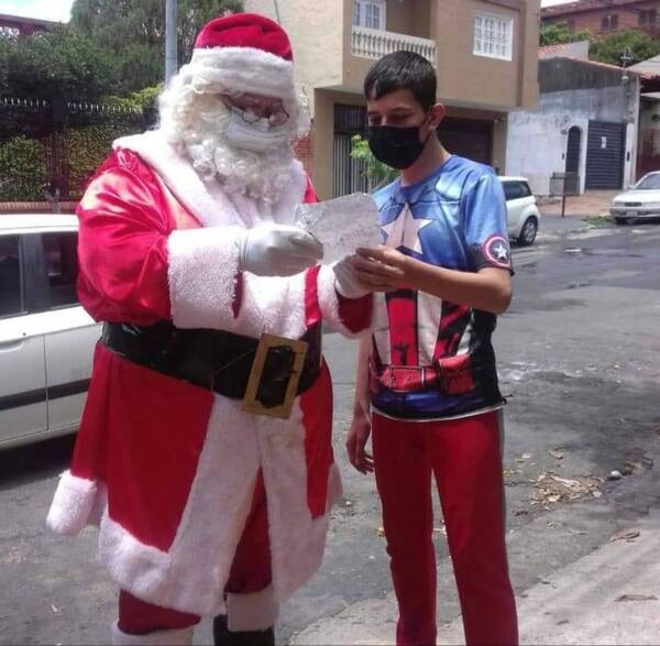 El Papá Noel chofer que sale con su "trineo Uber" a llevar alegría a los pasajeros