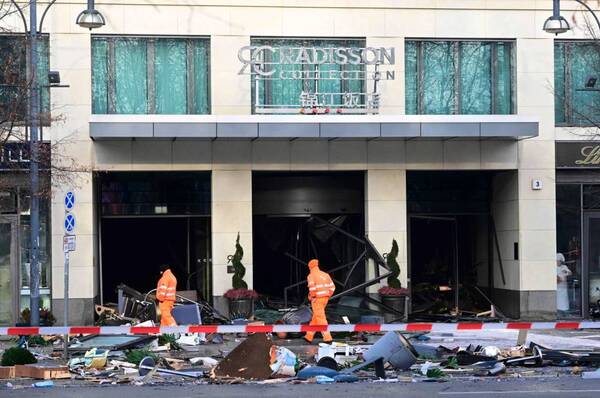 Explotó un feroz acuario en un edificio: se habla de 1.500 muertes y destrozos