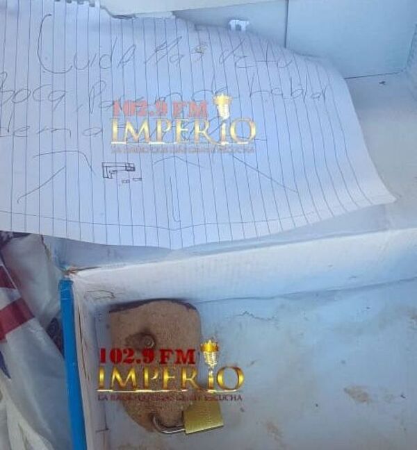 Dejaron en el patio de una vivienda una lengua incrustada con candado y bala