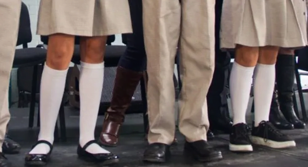 Mediante orden judicial, alumna consigue ir a su colación con el uniforme de hombre - Noticiero Paraguay