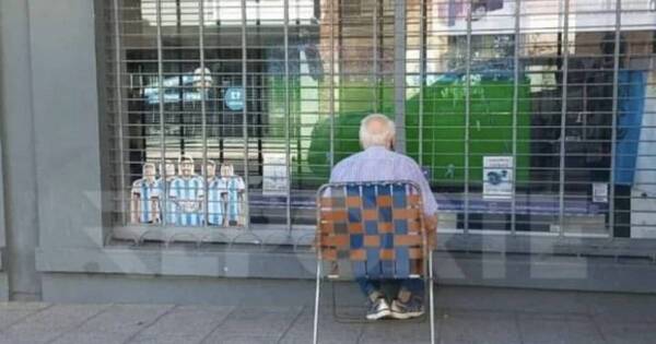 La Nación / Abuelo que miró el partido de Argentina desde la vidriera de un comercio ya tiene TV nueva