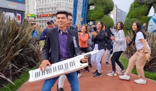 ¡Un fenómeno! Alder Alcides arrasa ahora cantando "Navidad Feliz"