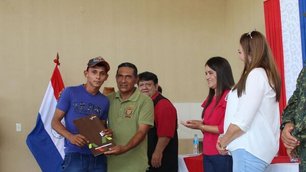 Indert entrega títulos a pobladores en Arroyito luego de 33 años