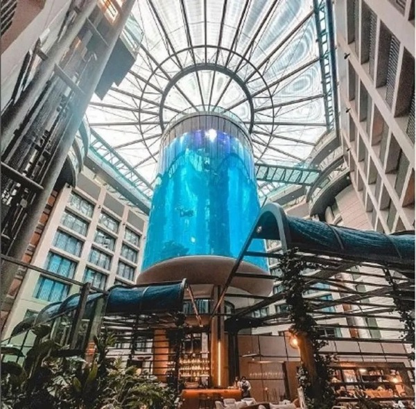 Aquario cilíndrico más grande del mundo revienta por deterioro