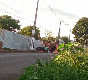 Tras sufrir un paro motociclista va a parar contra una predio en construcción