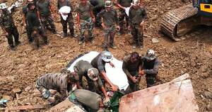 La Nación / Suman 23 los fallecidos por deslave de tierra en Malasia