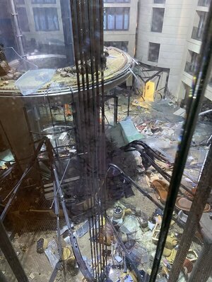 Colapsa el mayor acuario cilíndrico del mundo | 1000 Noticias