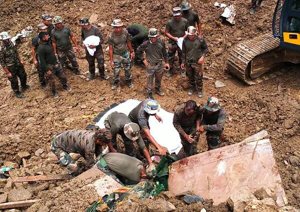 Suman 23 los fallecidos por deslave de tierra en Malasia