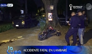 Joven motociclista sin casco muere al chocar contra árbol