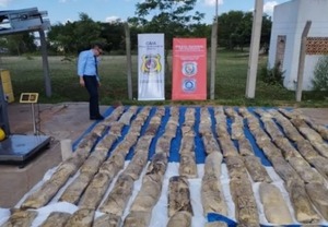 Continúa pesaje de cocaína incautada en Pilar, hay un detenido - ADN Digital