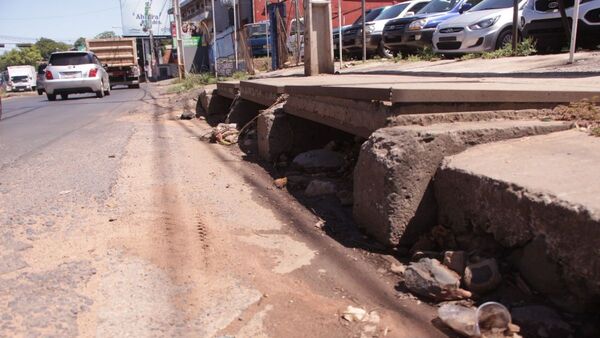 Queja por alcantarilla: "dicen que van a enviar cuadrillas, pero nunca aparecen"