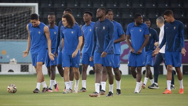 Francia entrenó al completo en víspera de la final ante Argentina