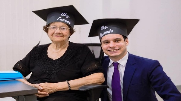 ¡Admirable! Abuelita se recibe de abogada en la UNA - Noticias Paraguay