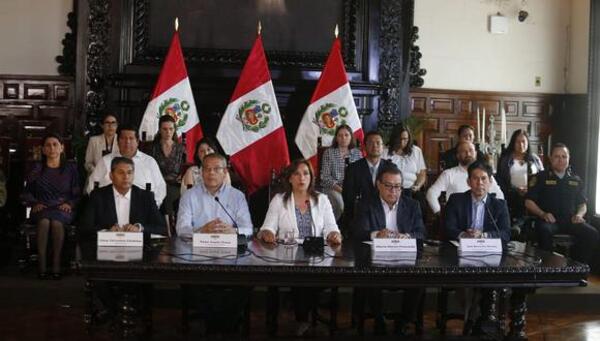 Presidenta de Perú descarta renuncia y "exige" al Congreso adelanto de elecciones - .::Agencia IP::.