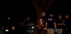 Motoca chocó por un árbol y rebotó por un camioncito: ahíete falleció