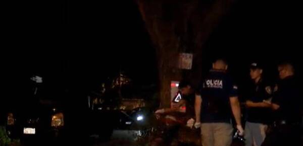 Motoca chocó por un árbol y rebotó por un camioncito: ahíete falleció