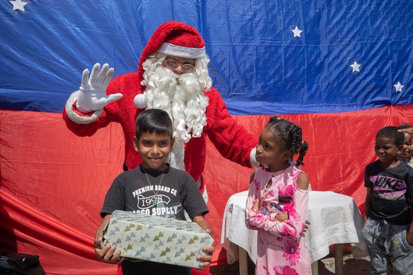 Santa Claus y duendes periodistas regalan juguetes a niños en Caracas - MarketData
