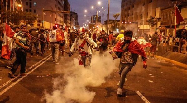 Suben a 22 los muertos en las protestas de Perú