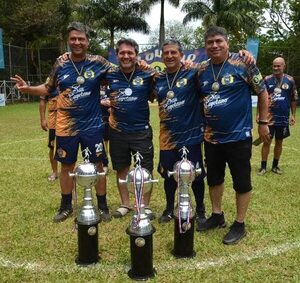 Triple corona de Rompe Canillas en Luque - Fútbol - ABC Color
