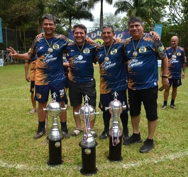 Triple corona de Rompe Canillas en Luque - Fútbol - ABC Color