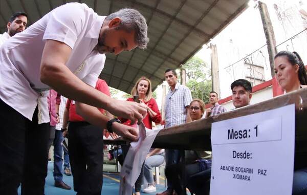 Abdo "madrugó" para votar •